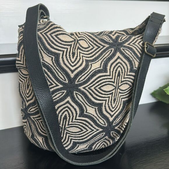 Fat Face Black & Beige Patterned Shoulder Purse – Perfect for the Season Ahead - Picture 4 of 9